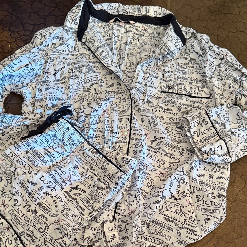 Victoria's Secret Black and White Text Print Short PJ's